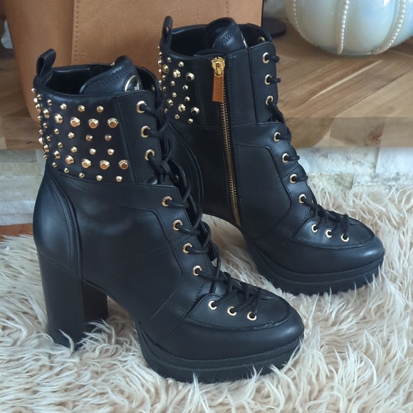 Michael Kors Yvonne Boots - Picture 2 of 9